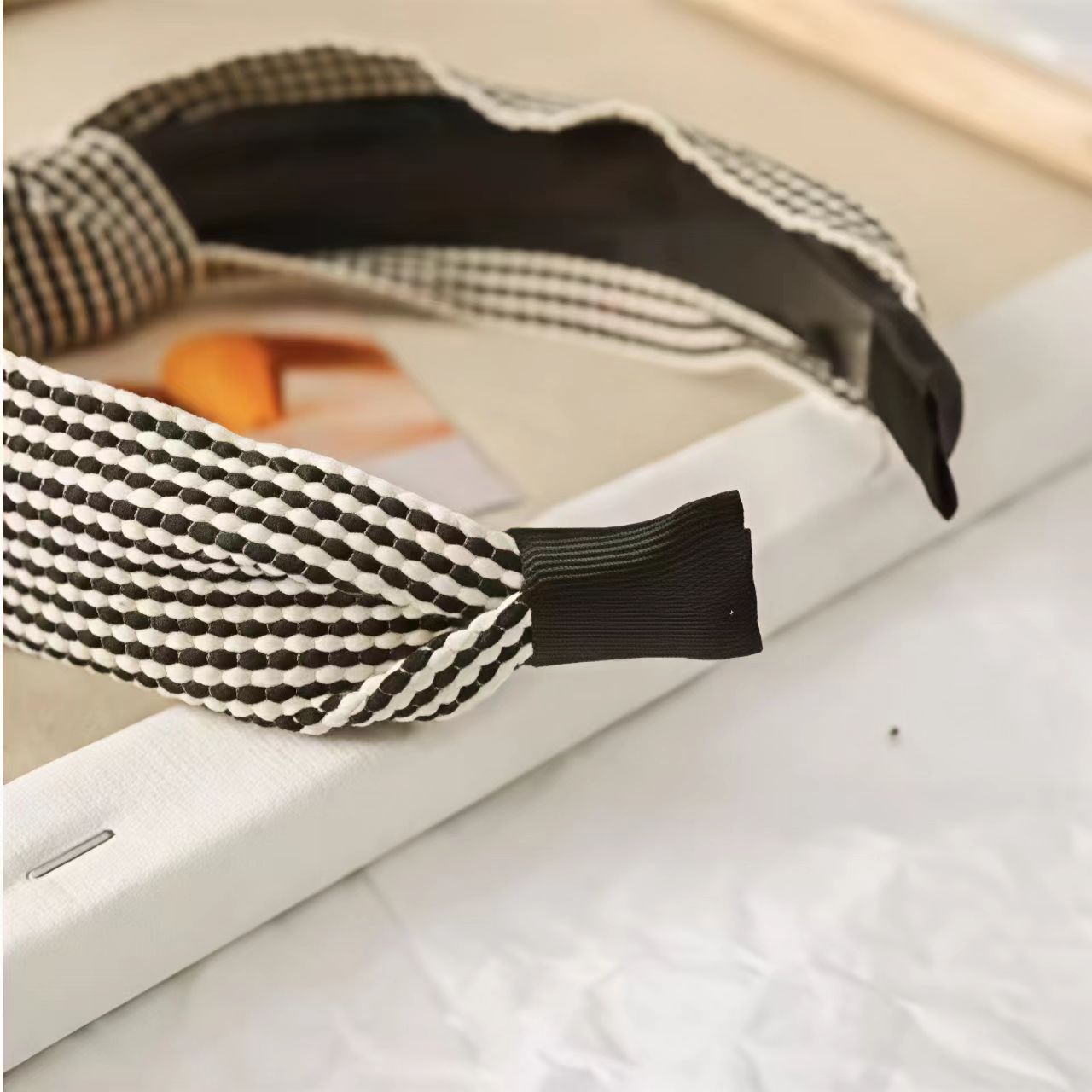 Wide Edged Checkered Headband  - Headband Summer Knit recension och pris